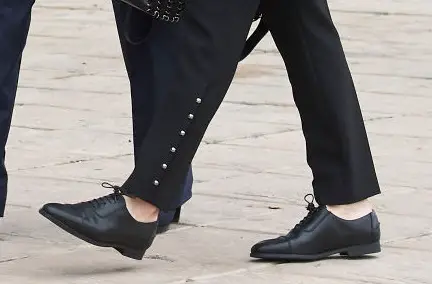 Queen Letizia black leather oxford shoes