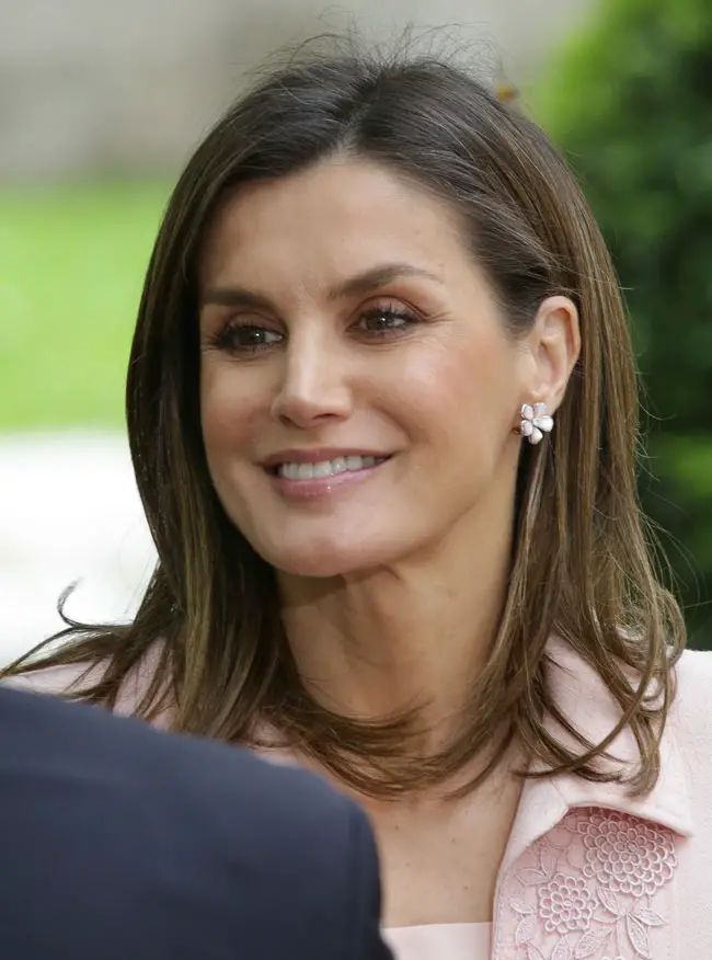 Queen Letizia Yanes Flower blossom stud earrings