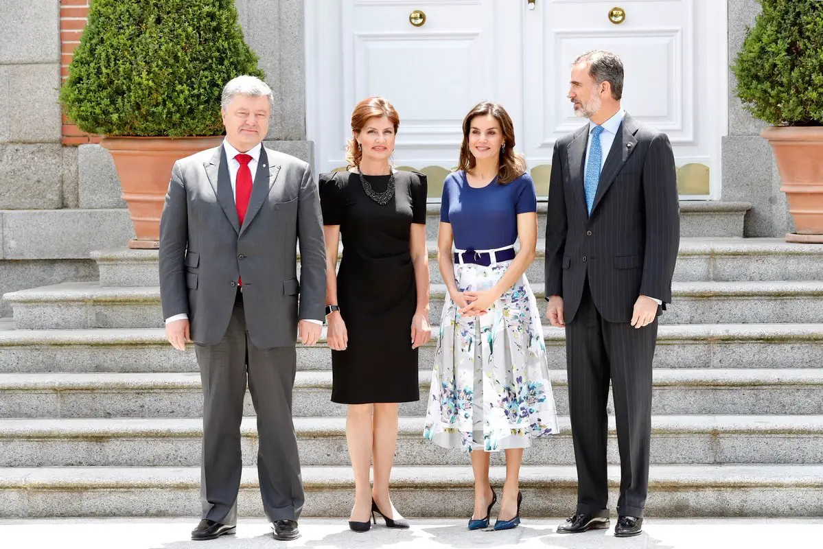 Letizia in blue floral to welcome Ukraine President and First Lady