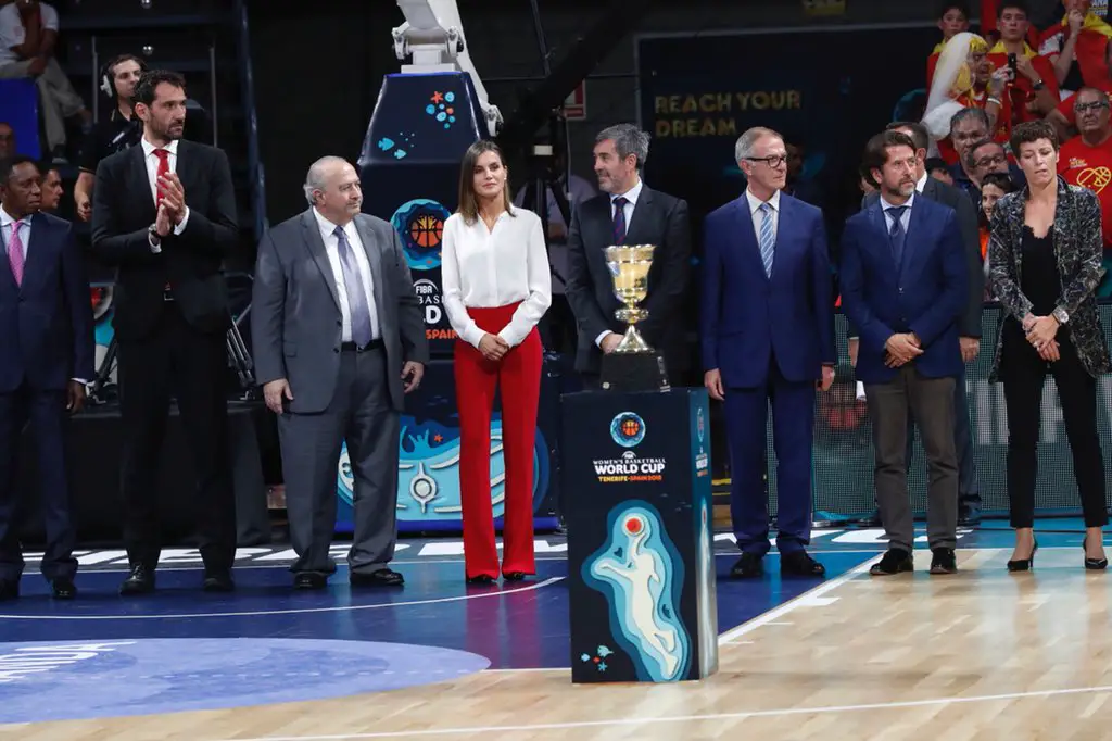 Queen Letizia cheered up for Spanish Basketball Team in Red and White