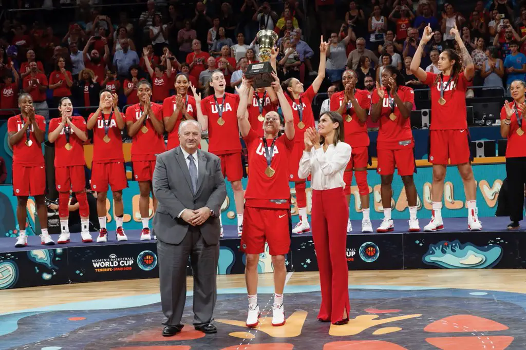 Queen Letizia cheered up for Spanish Basketball Team in Red and White