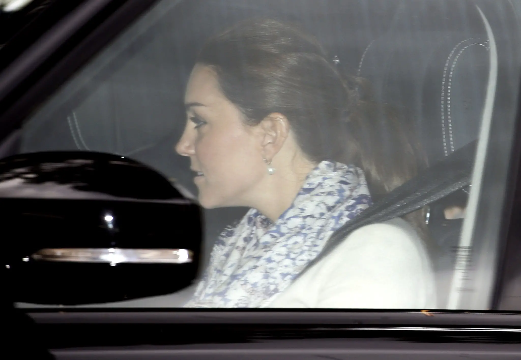 Duchess of Cambridge left for Anmer Hall after giving birth to Princess Charlotte in 2015 wearing Beulah London Brisa Scarf
