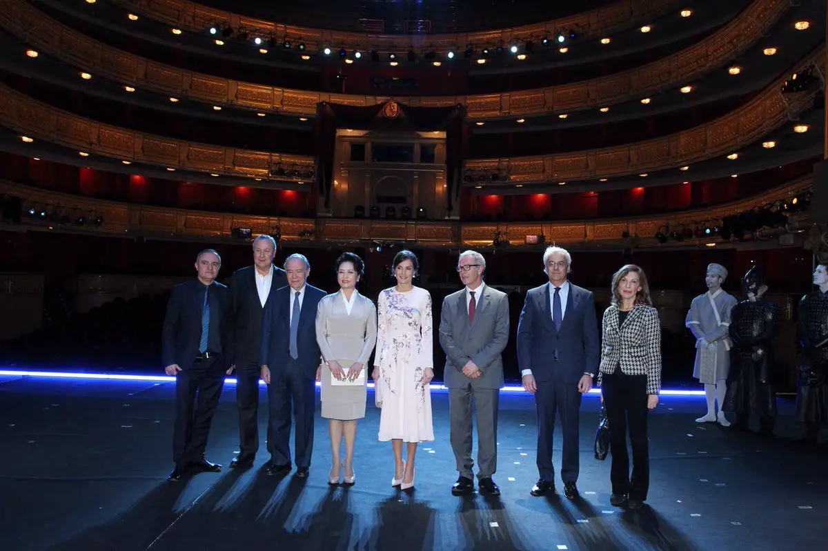 Queen Letizia and Chinese first lady at Royal theatre
