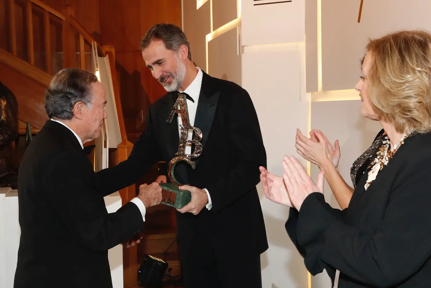 King Felipe and Queen Letizia at the dinner with the winners of Mariano de Cavia
