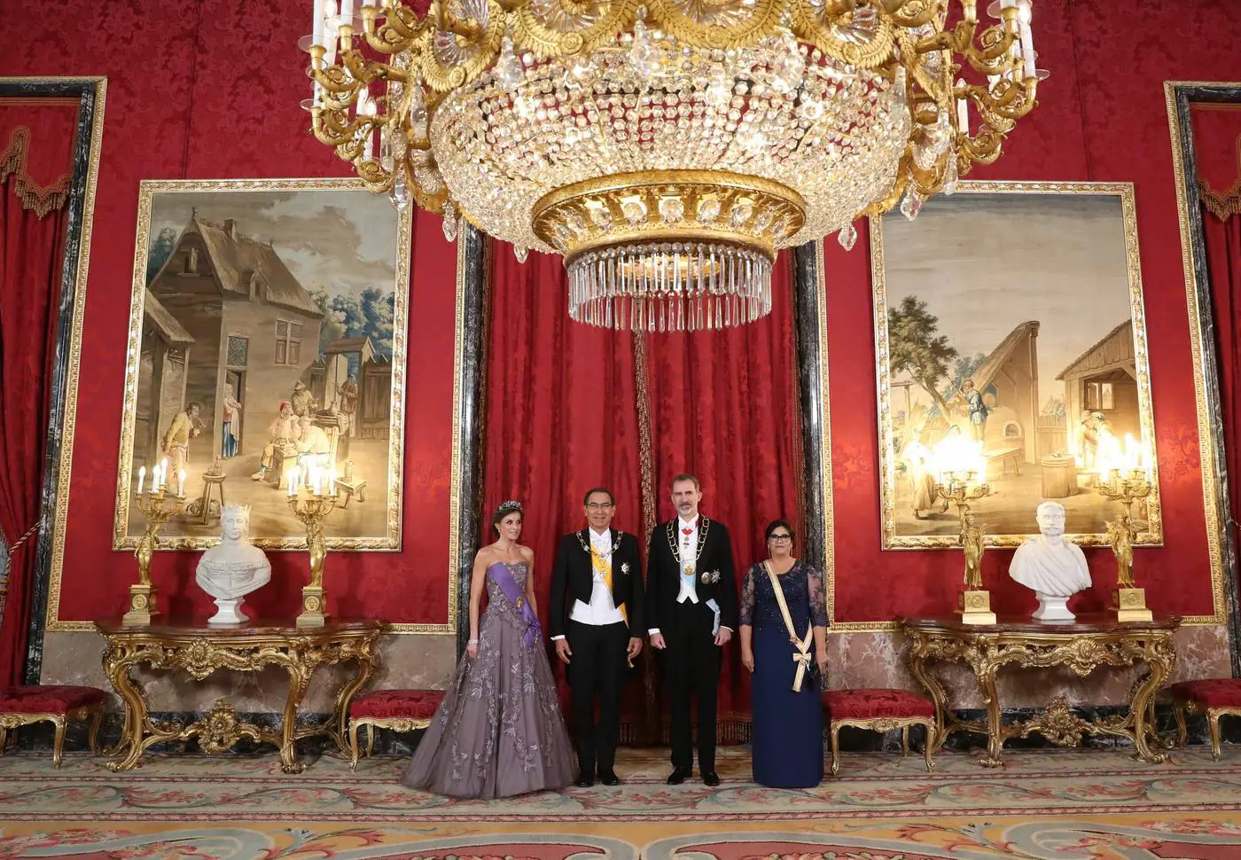 At the gala dinner, Queen Letizia brought back the beautiful memories of the April 2011 Royal Wedding of Prince William and Catherine Middleton with her gown.