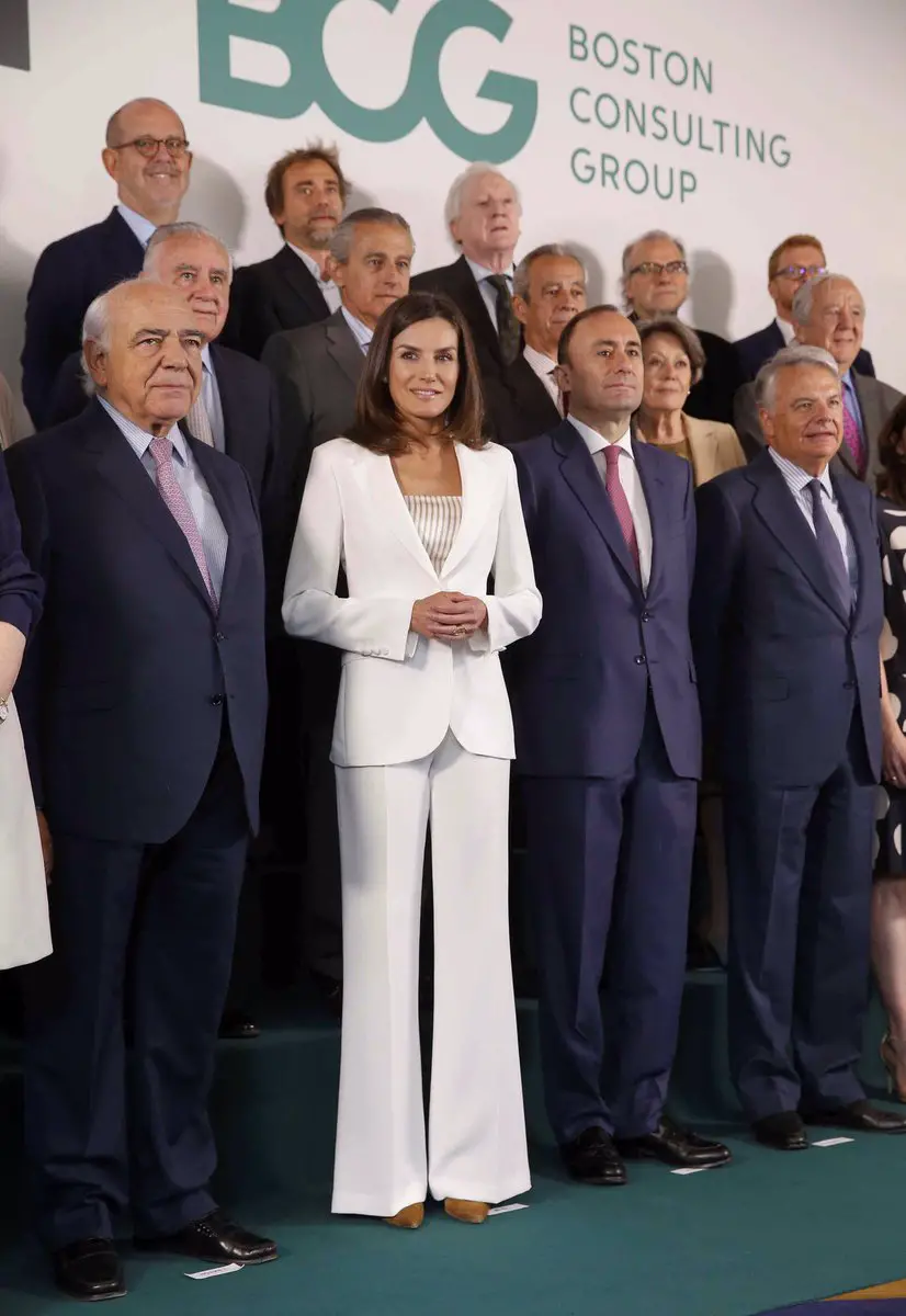 Queen at FAD Meeting in White Carolina Herrera Suit