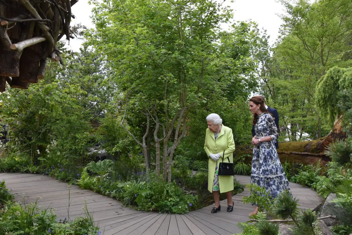 Proud Duchess of Cambridge showed her Garden to Her Majesty