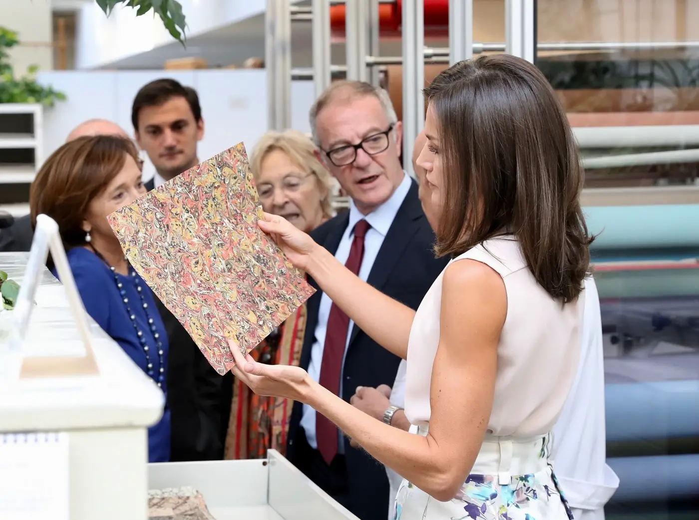 Queen Letizia wore White floral Adoflo Domingues Skirt and Slate Pink sleeveless top for a national Library visit