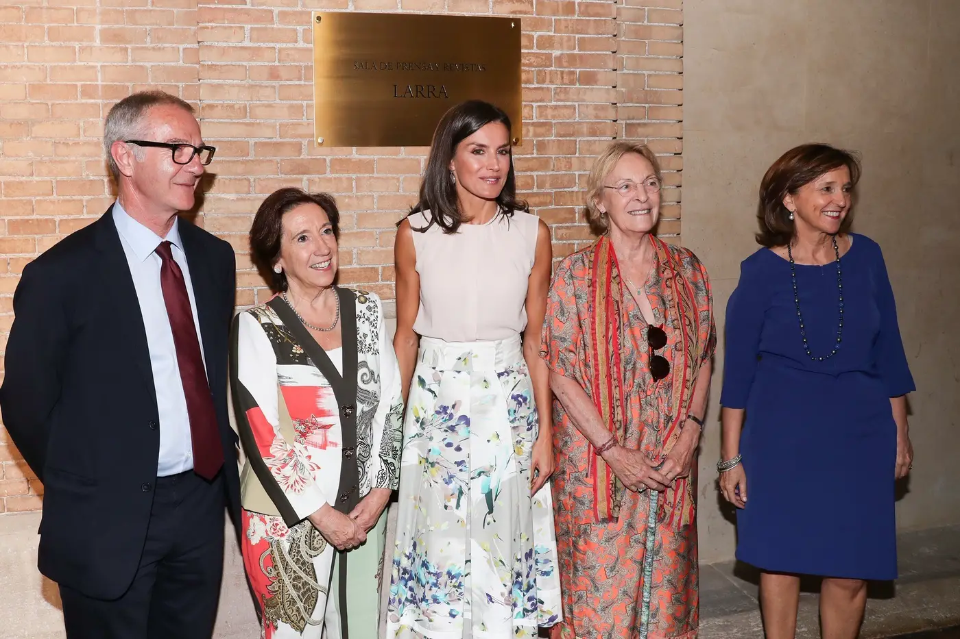 Queen Letizia wore White floral Adoflo Domingues Skirt and Slate Pink sleeveless top for a national Library visit