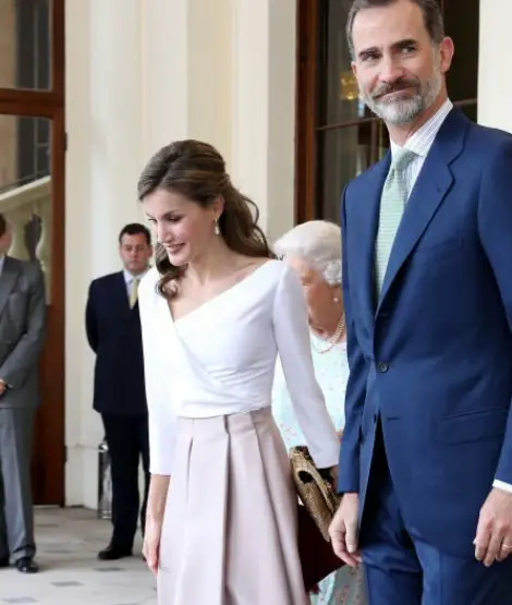 This morning Their Majesties King Felipe and Queen Letizia started the last day of their 3 days State visit to UK by meeting and bidding farewell to Queen Elizabeth and Prince Philip at Buckingham Palace. Then Their Majesties visit Francis Crick Institute with Duke of York. At institute they meet the members of Spanish Scientific community working in UK.