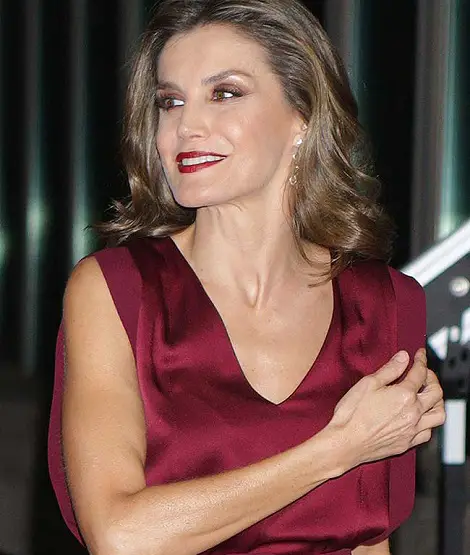Bold and Beautiful Queen Letizia delivered Journalism awards in Spanish style