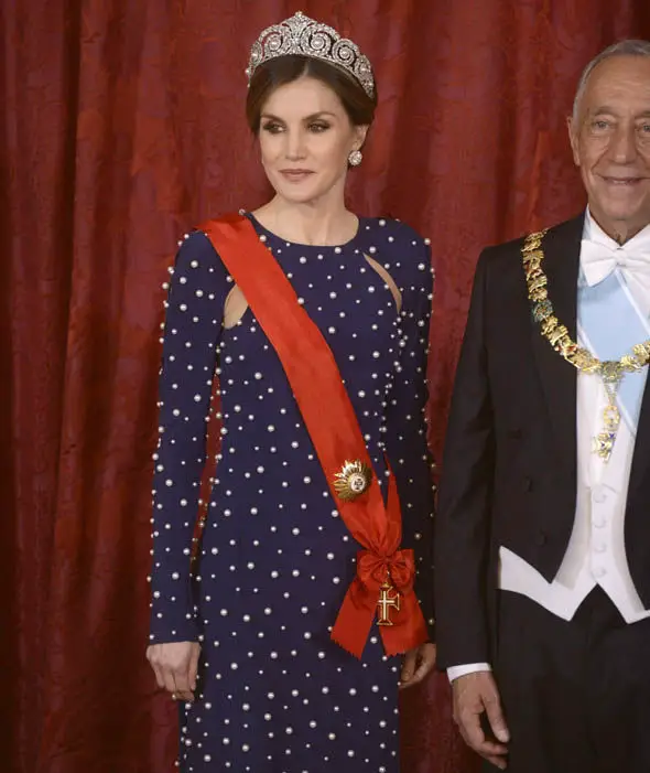 Giving regal tribute to the guest country Queen Letizia donned the Order of Christ (Portugal) sash