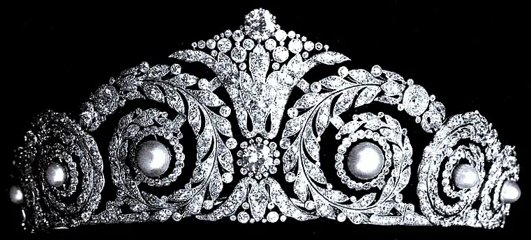 Commissioned by the wife of King Alfonso XIII Victoria Eugenia in 1920 the famous jewelry, has Egyptian motifs and is made with diamonds and seven large pearls.