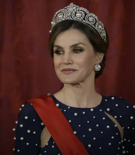 Letizia paired the tiara with the "joyas de pasar" diamond and pearl earrings