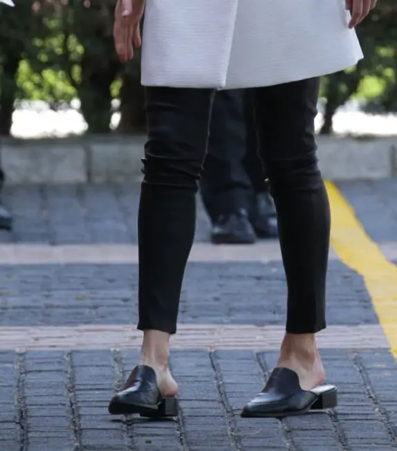 Letizia teamed it up with black leather Uterque leggings