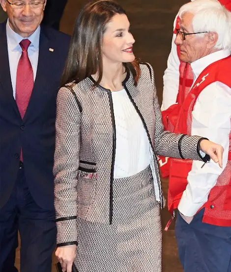 A tweedy Red Cross Day for Queen Letizia