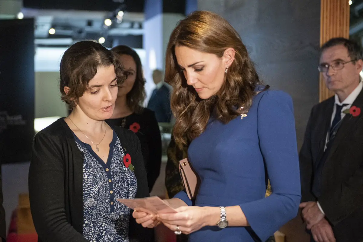 The Duchess of Cambridge looked gorgeous in blue tailored Jenny Packham dress 