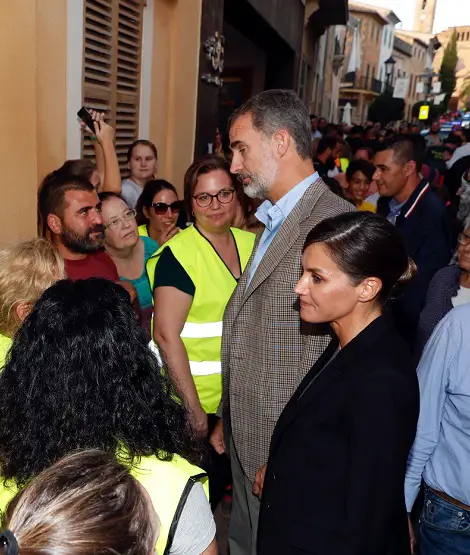 King Felipe and Queen Letizia visited Sant Llorenç in Mallorca where the heavy rain has caused sever flood and disturbed the ordinary life at grand level.