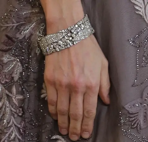 Queen paired the tiara with a diamond bracelet part of Joyas de Pasar that is part of Queen Victoria Eugenie of Spain’s collection passed on to the Spanish Queens.