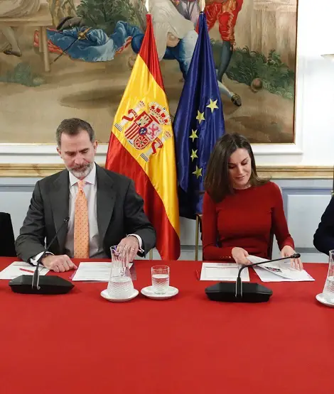 Felipe and Letizia with Scientists in a meeting at Palace 2