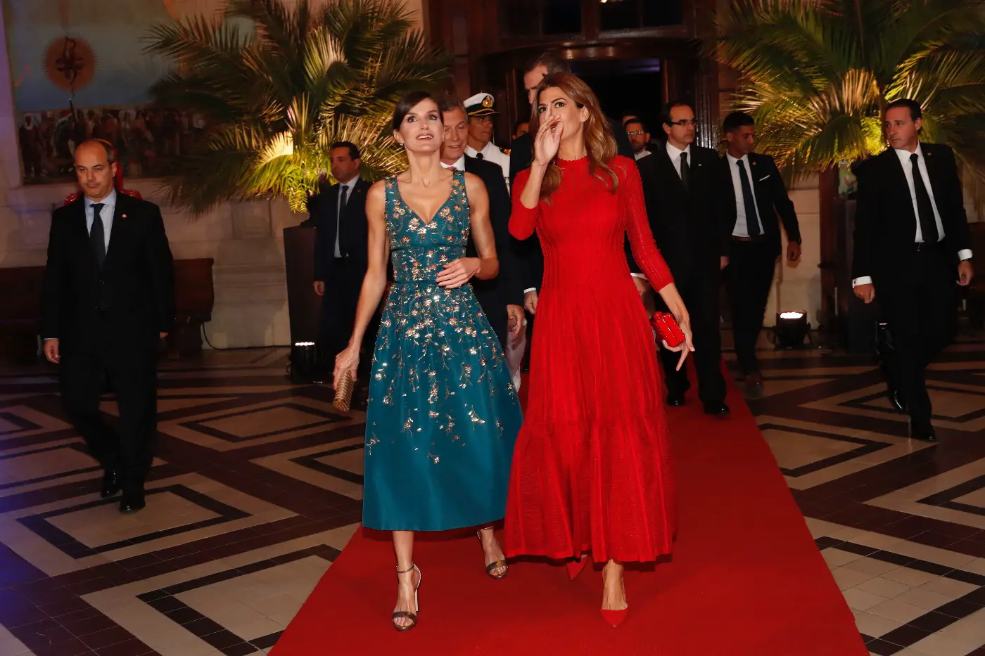 Queen Letizia stunned the Audience in Glamorous Carolina Herrera Number ...