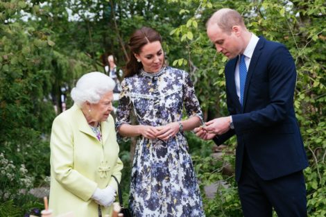 The Duchess of Cambridge showed her Garden to Her Majesty | RegalFille