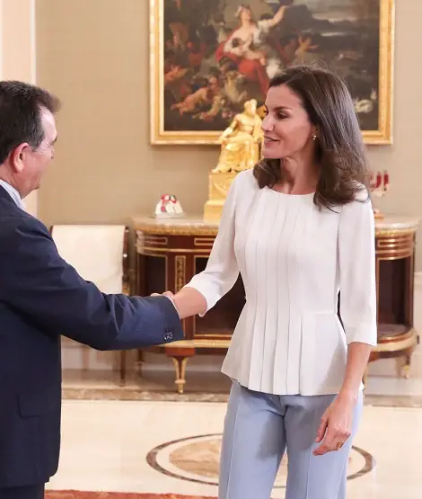 Queen Letizia received audience at palace wearing white top and blue trouser from hugoboss 8
