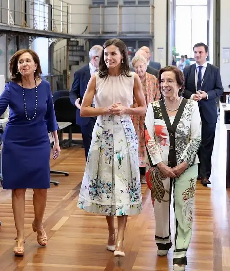 Queen Letizia wore White floral Adoflo Domingues Skirt and Slate Pink sleeveless top for a national Library visit 2