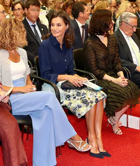 Queen Letizia in familiar style for foundation meeting 3