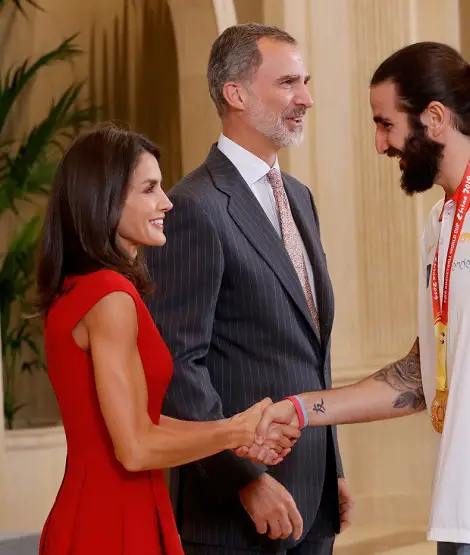 Queen Letizia in red sleeveless dress to receive basketball team at palace