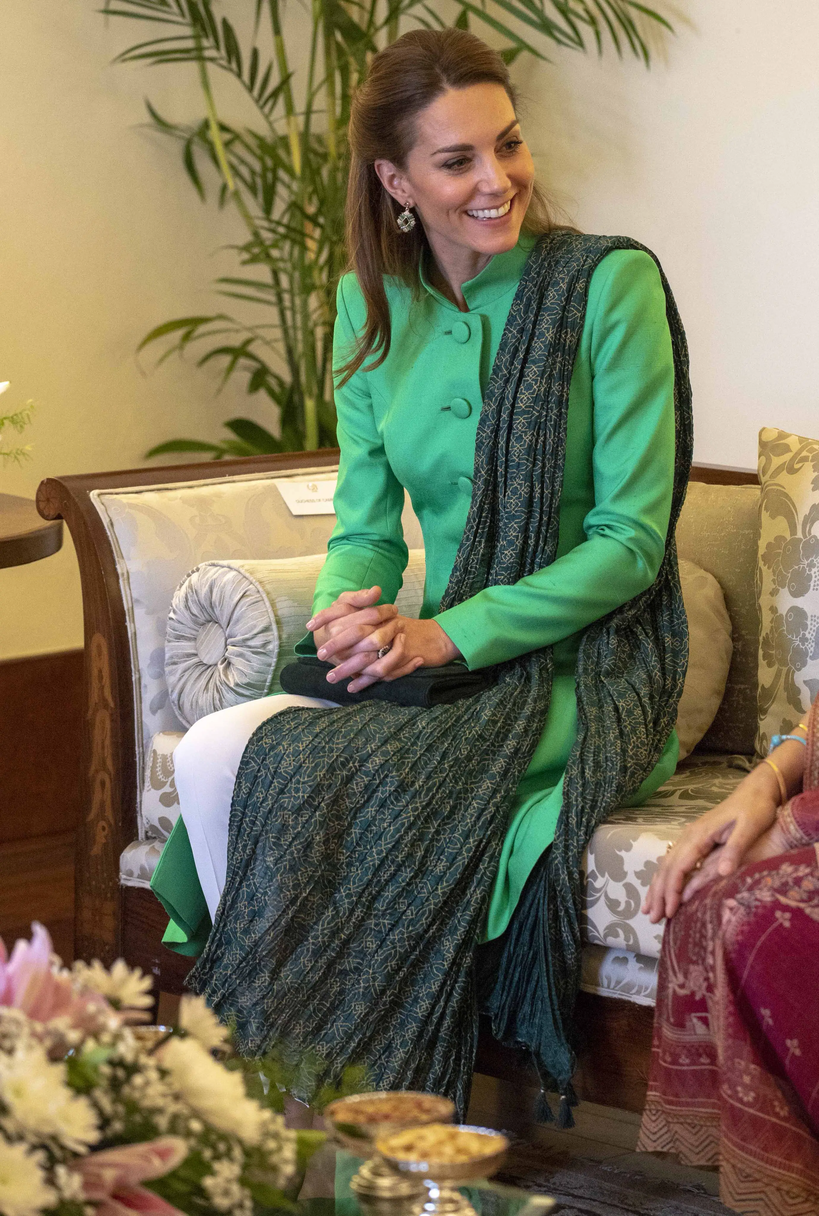 The Duchess of Cambridge wore green Catherine Walker Tunic with white trouser to meet Imran Khan during Pakistan visit