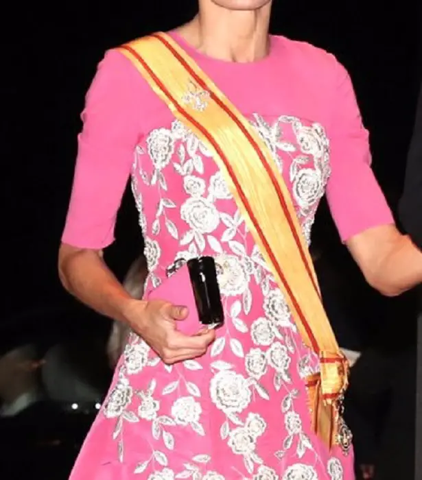 Queen Letizia wore Japanese Order of the Precious Crown held by fleur-de-lis brooch