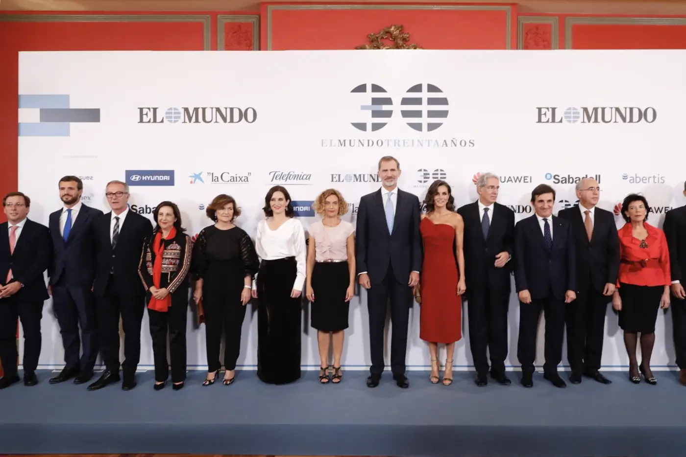 Queen Letizia wore red off-shoulder dress from Roberto Torretta at the El Mundo Anniversary