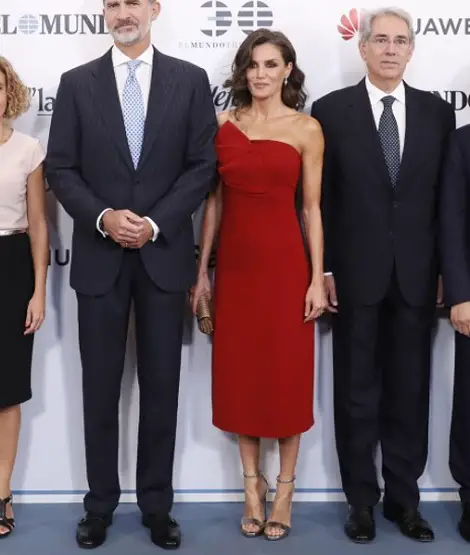 Queen Letizia wore red off shoulder dress from Roberto Torretta at the El Mundo Anniversary 3