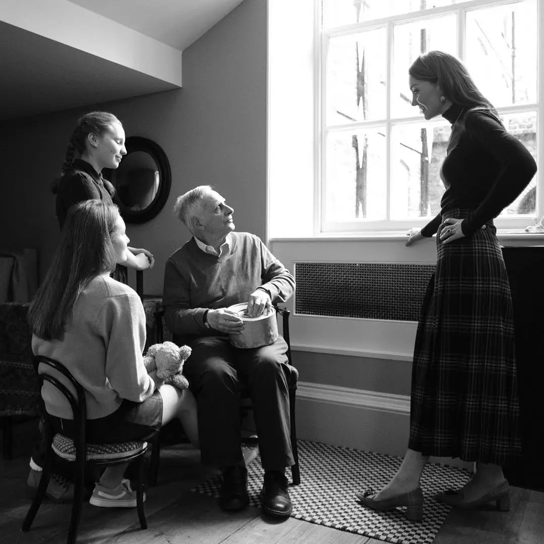 The Duchess of Cambridge photographed the holocaust Survivors