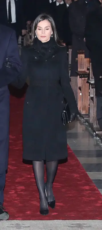 Queen Letizia wore Black Carolina Herrera coat with Monalo Blahnik Pumps and Herrera clutch