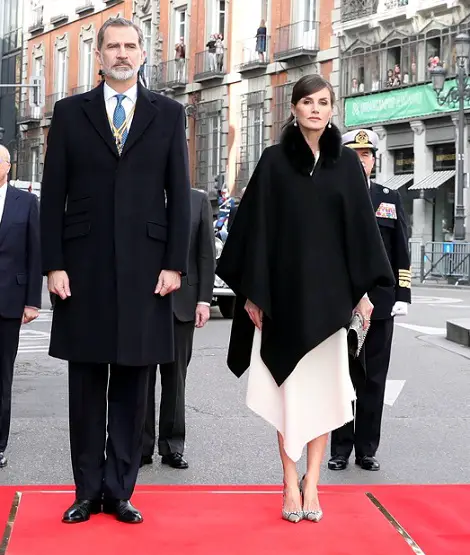 Queen Letizia wore cream dress with black fur coat at the opening of Legislature