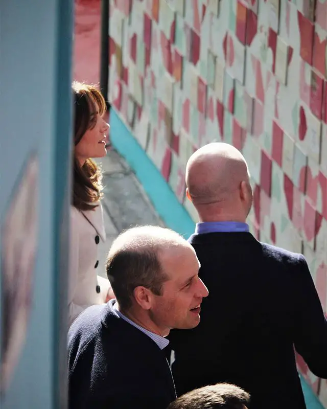 , the Duke and Duchess made a short stop at Dublin's famous "Love Lane" in Temple Bar.