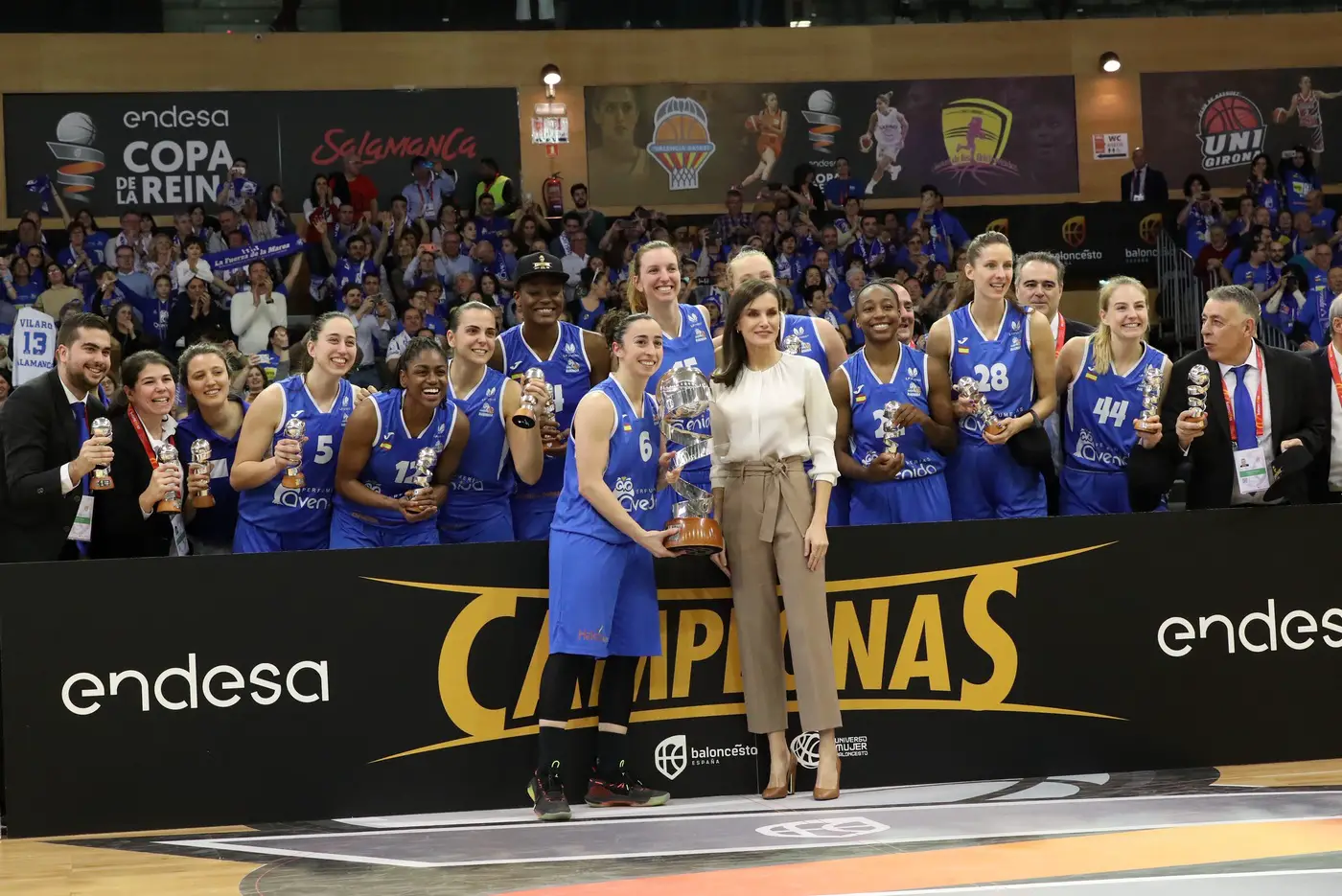 Queen Letizia presented the Basket Ball Cup trophy to the winning team.