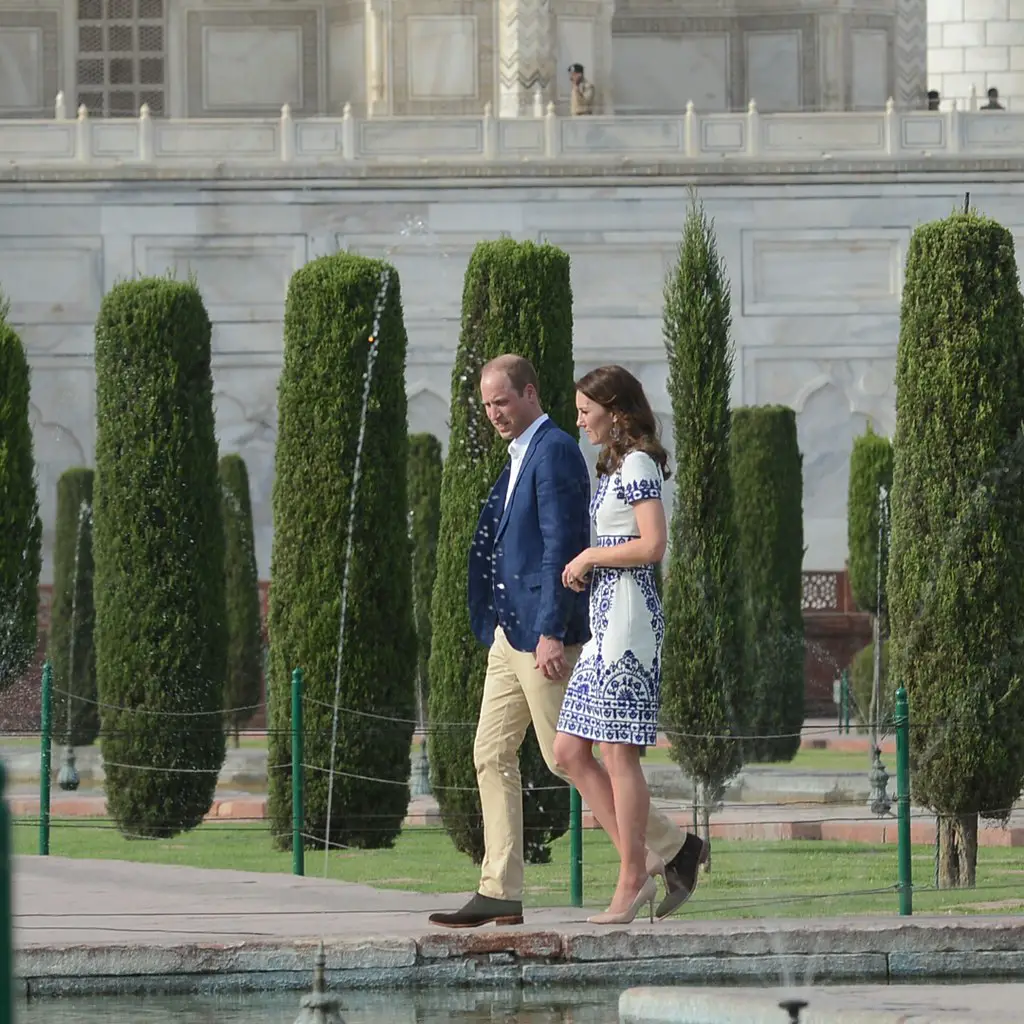Duchess of Cambridge wore white Naeem Khan Dress to Visit Taj Mahal during India tour in April 2016