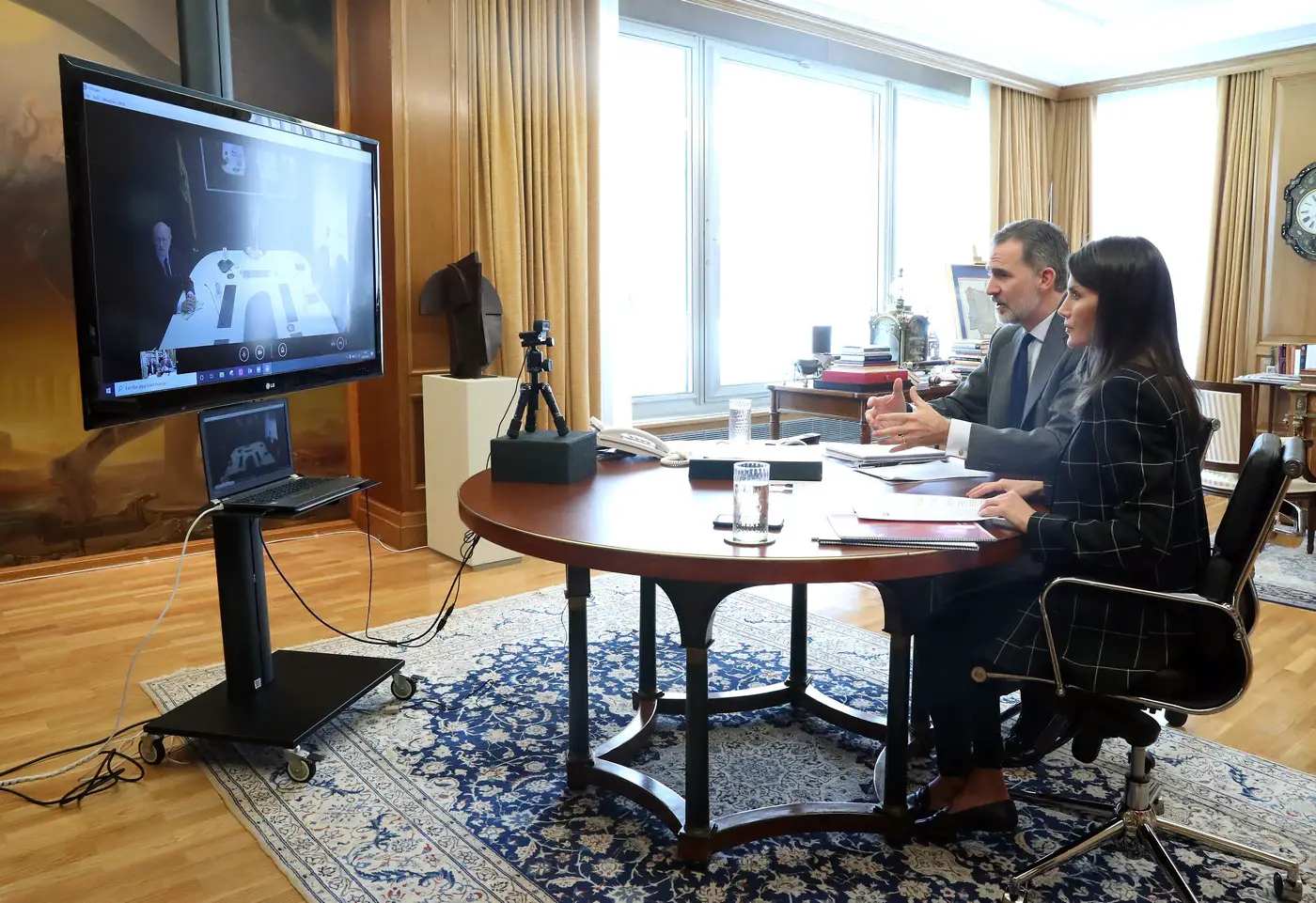 Felipe and Letizia talked to the representatives of the Aviation authorities - Spanish Airports and Air Navigations(AENA)