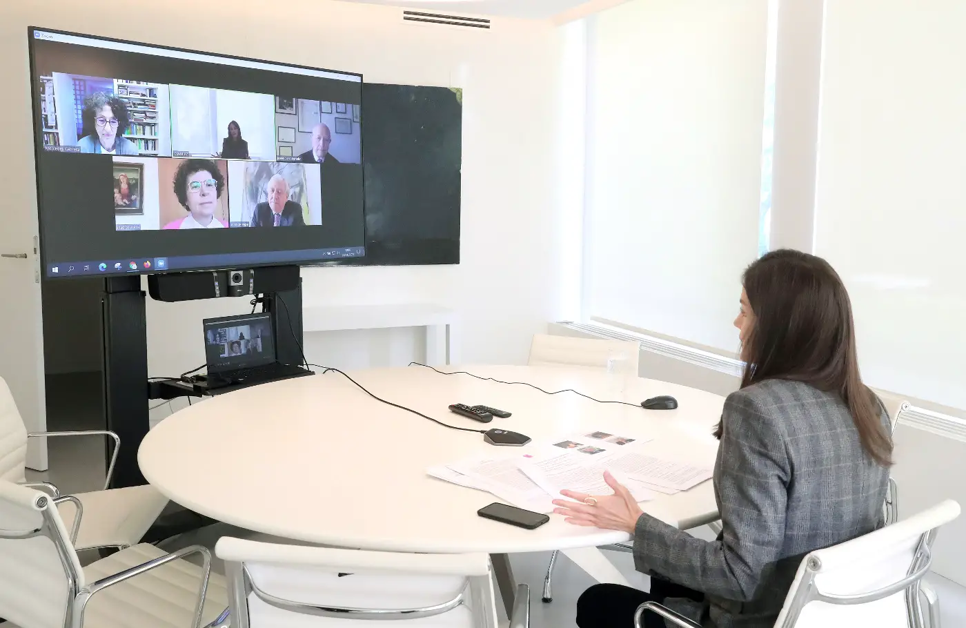 Queen Letizia held a video conference today with the Directors and employers of the Student Residence