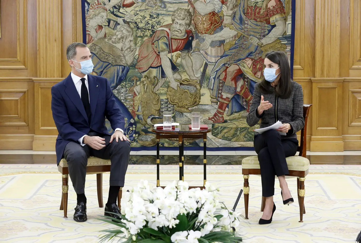 Don Felipe and Doña letizia at a time of the meeting held at the Palacio de La Zarzuela with young talents