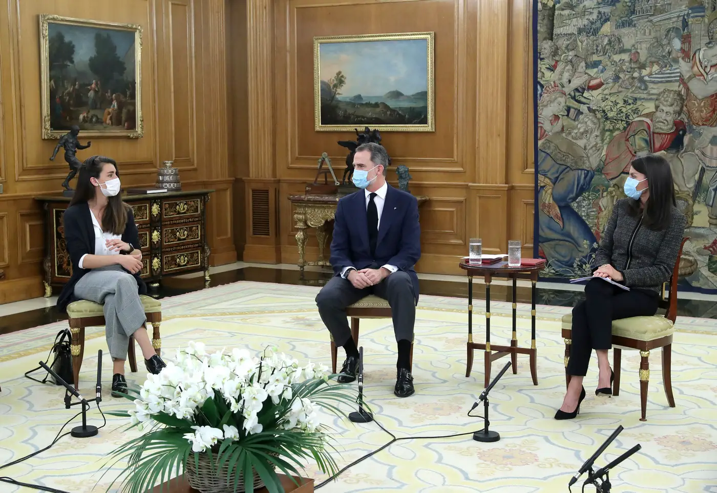 King Felipe and Queen Letizia during the discussion about the Coronavirus