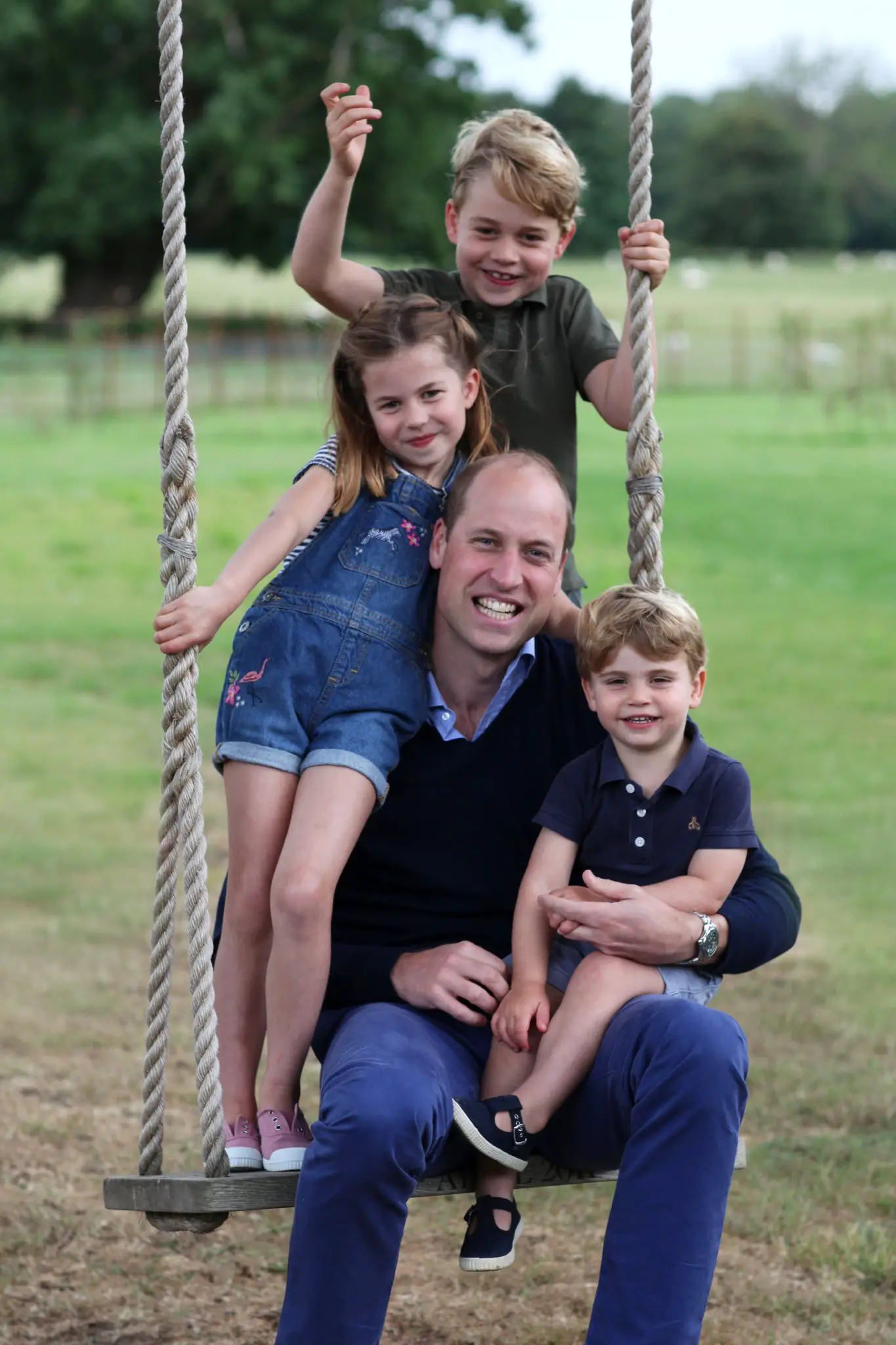 The Duke of Cambridge marked his 38th birhday with two family pictures with prince George, Princess Charlotte and Prince Louis