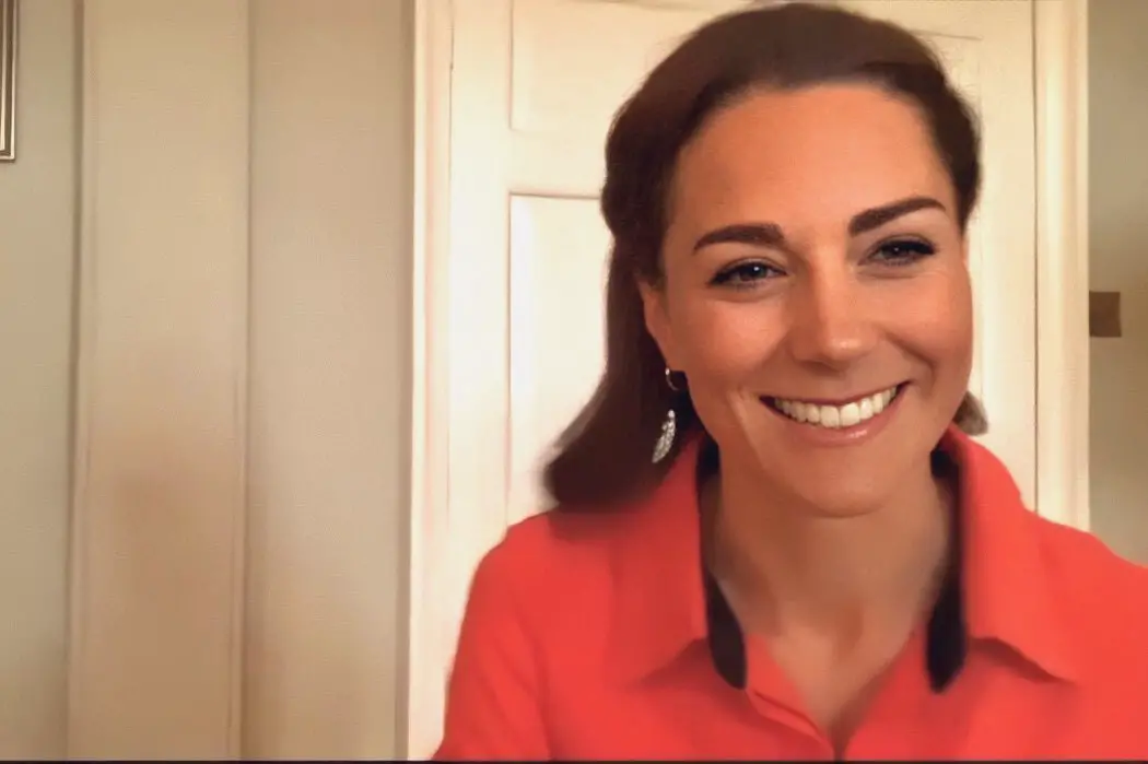 The Duchess of Cambridge chose red shirt for the virtual tour of Action on Addiction's clouds house