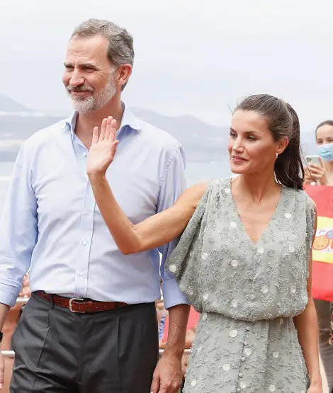 Queen Letizia chose a summer Zara style for Canary Island visit