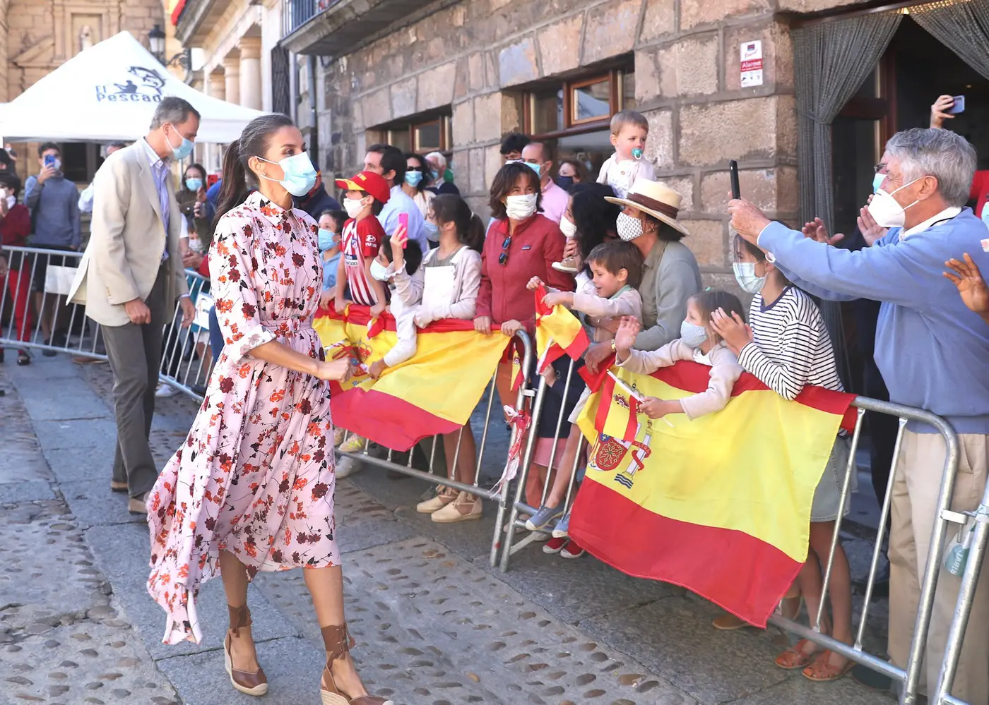 King Felipe and Doña Letizia during their tour of the streets of Vinuesa