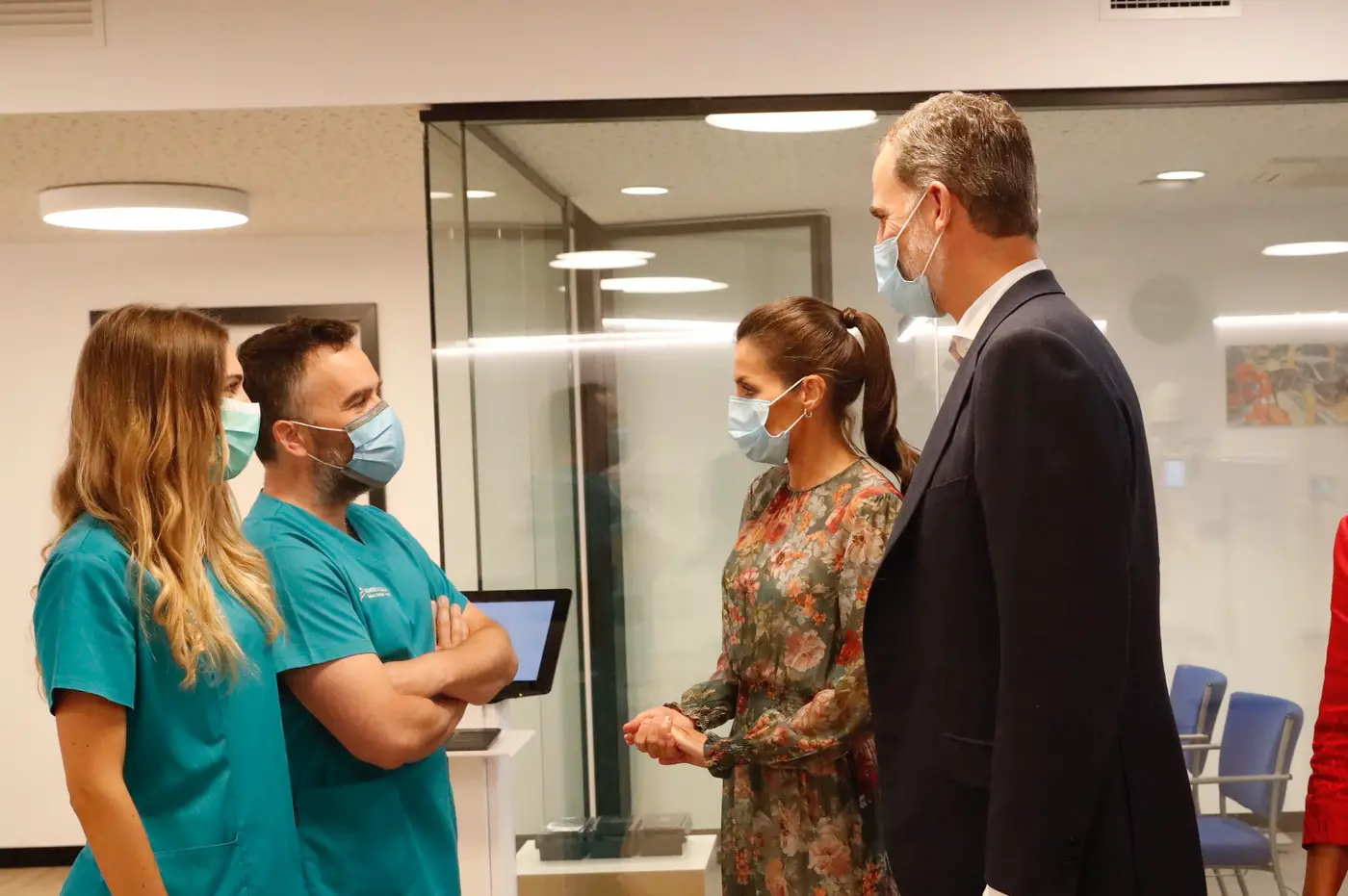 King Felipe and Queen Letizia met with the staff from the San Prudencio Foundation during their visit to the musculoskeletal treatment room