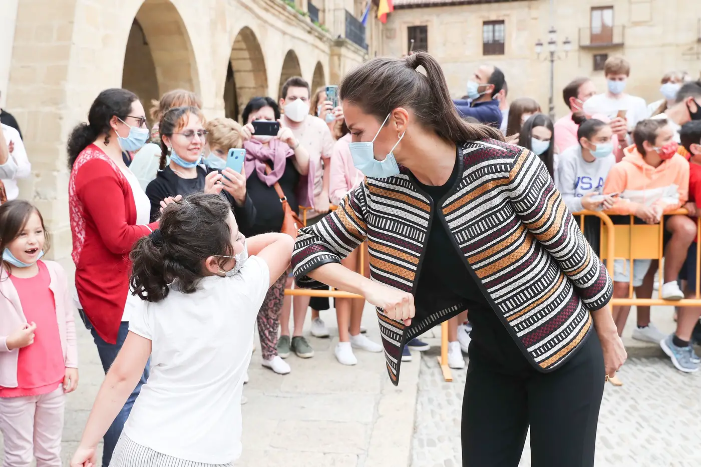 Queen Letizia saying hellow to young kids